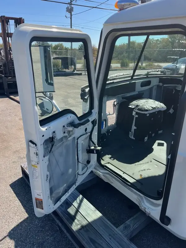 Mack GR/PI Series Cab - Image 3