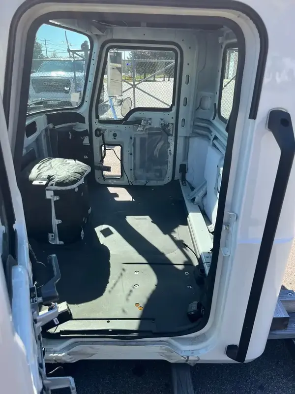 Mack GR/PI Series Cab - Image 4