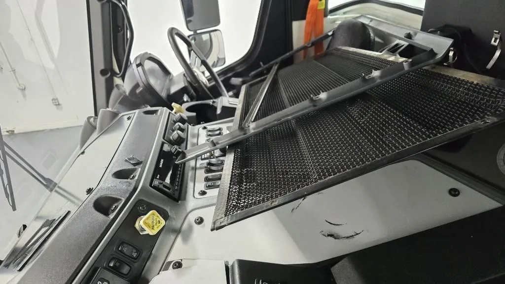 Mack LR Series Complete Cab Assembly - Image 8